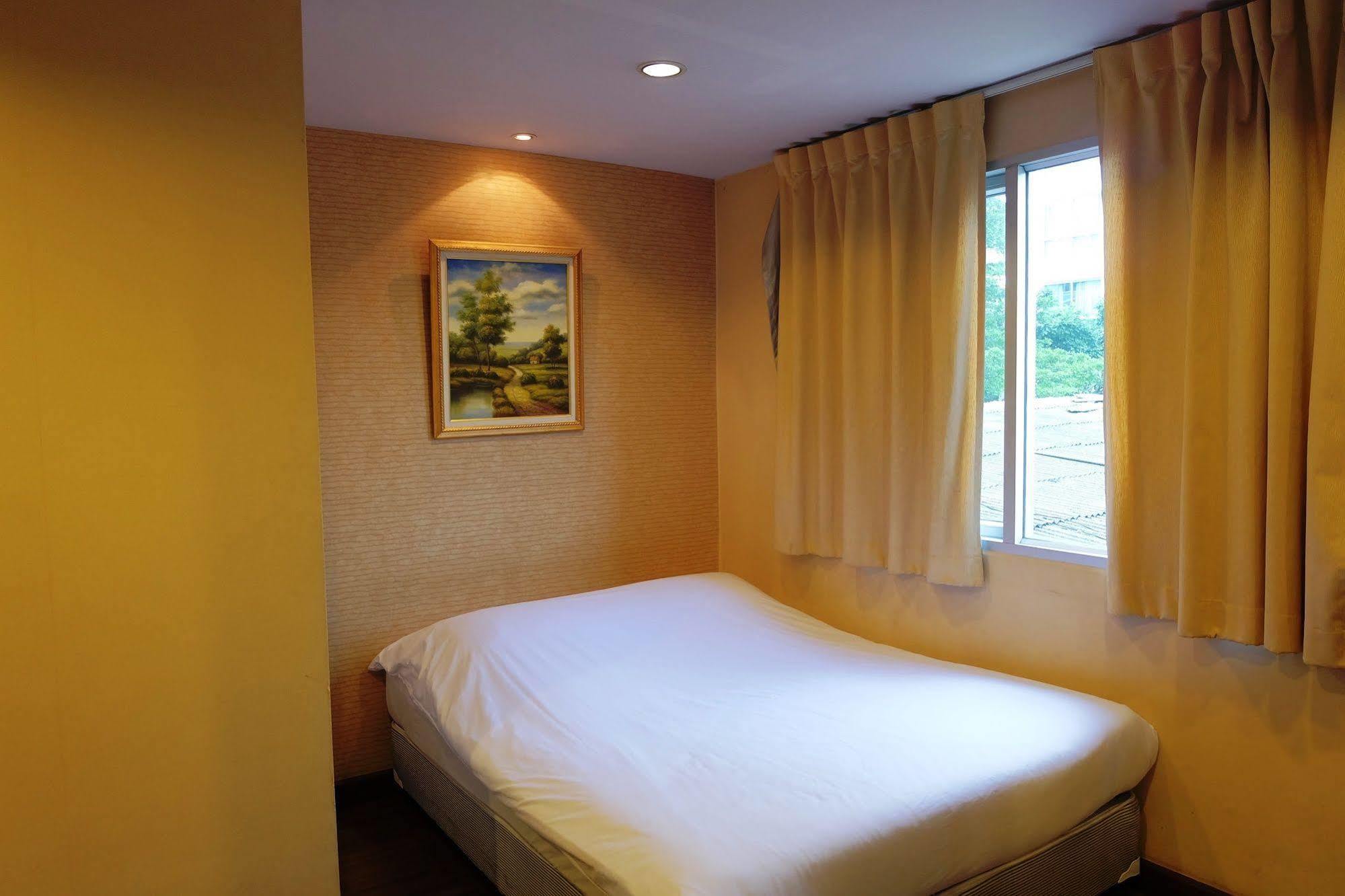 Take A Rest Hotel Bangkok Ngoại thất bức ảnh
